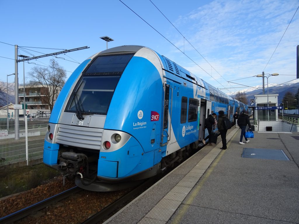 TER Auvergne-Rhône-Alpes en gare de Grenoble-Universités-Gières, PEM majeur du futur SERM grenoblois.