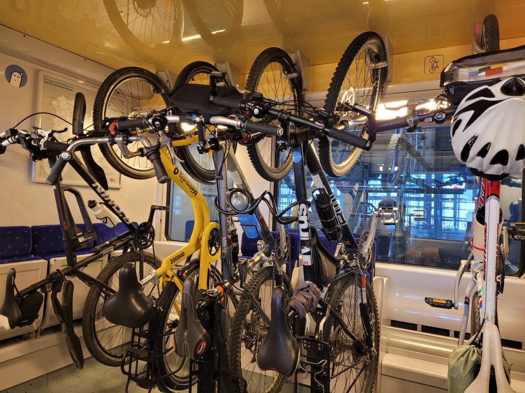 Cinq vélos dans un TER Auvergne-Rhône-Alpes.
