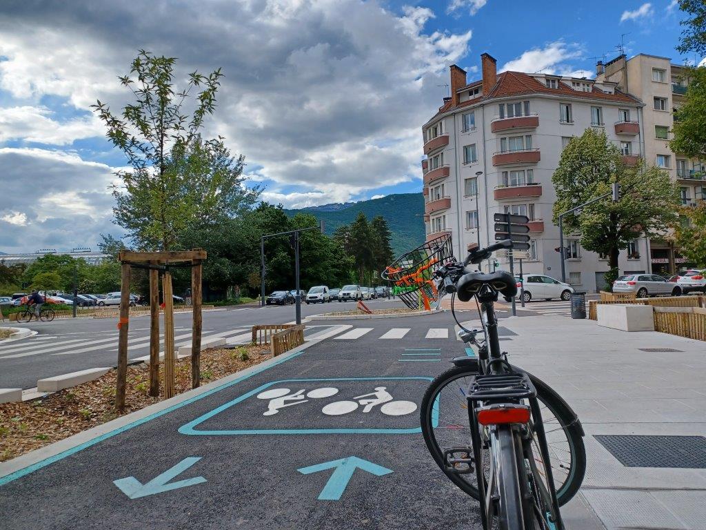 La nouvelle piste cyclable de l'avenue Jeanne d'Arc à Grenoble.