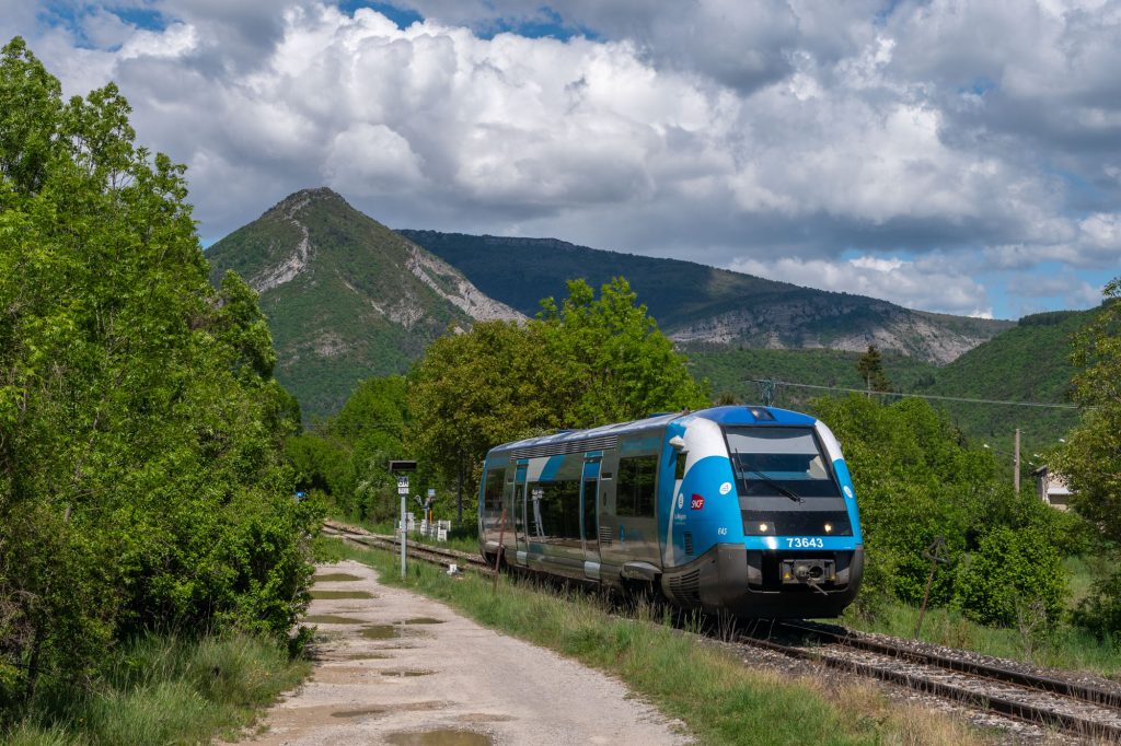 Un autorail circulant sur la ligne des Alpes peu avant la gare d'Aspres-sur-Buëch.