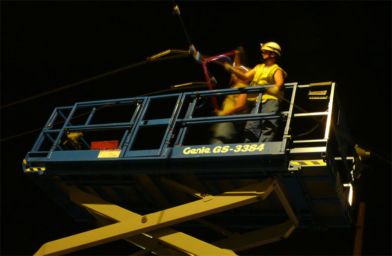 Découpe et dépose d'une ligne de trolleybus.