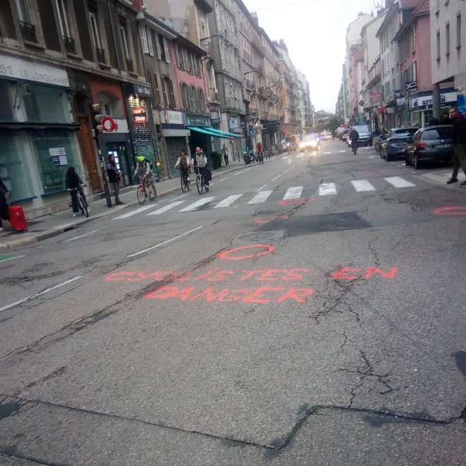 Le cours Berriat sécurisé pour les piéton-nes et cyclistes : la première des priorités