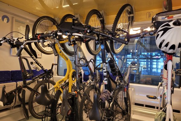 Cinq vélos dans un TER Auvergne-Rhône-Alpes.