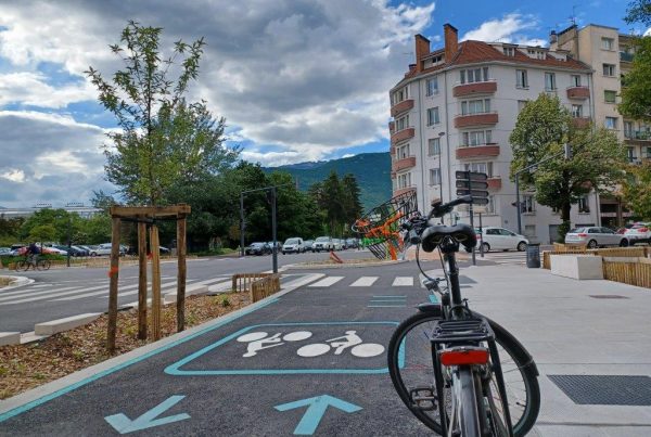 La nouvelle piste cyclable de l'avenue Jeanne d'Arc à Grenoble.