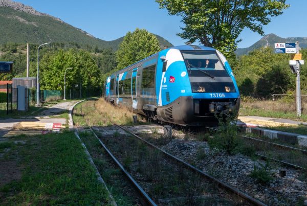 Autorail en gare d'Aspres-sur-Buëch.